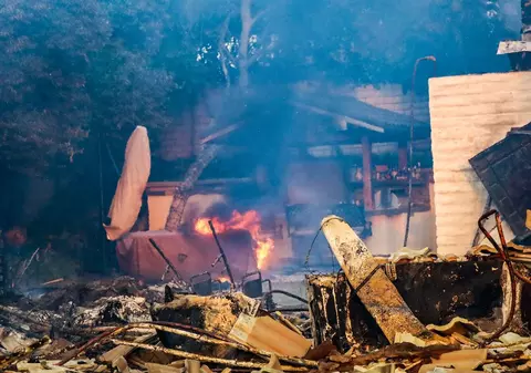 Sudul Californiei, mistuit de un incendiu care a dus la evacuarea a mii de oameni. Focul se întinde pe zeci de hectare 