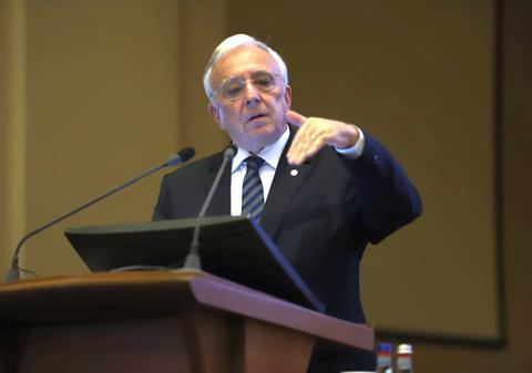 Isărescu, despre recesiune: „mergem pe o gheață destul de subțire”. Mai puține ieșiri în oraș, haine, vacanțe; investițiile trebuie să compenseze scăderea consumului