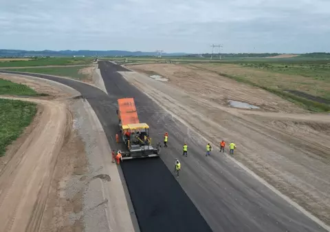 Muncitori români întorși în țară după 15 ani, ca să construiască autostrăzi: „Ne plătește mai bine ca-n Italia”