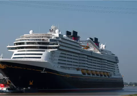 Noua navă de croazieră, Disney Treasure, a salvat pasagerii unui vas care se scufunda