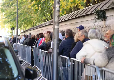 Mii de oameni stau la coadă în București pentru a se ruga la moaștele Sfântului Nectarie, protectorul bolnavilor de cancer