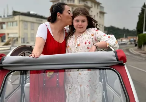 Prin ce trece fiica Oanei Roman din cauza lui Marius Elisei. Isabela face terapie: „Tatăl ei a încercat să o manipuleze”