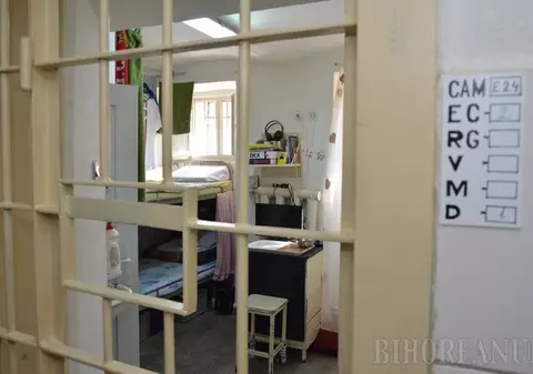 Un deținut de la Penitenciarul Oradea a distrus televizorul cu o coadă de mătură, după ce s-a certat cu colegul de celulă pentru programul favorit