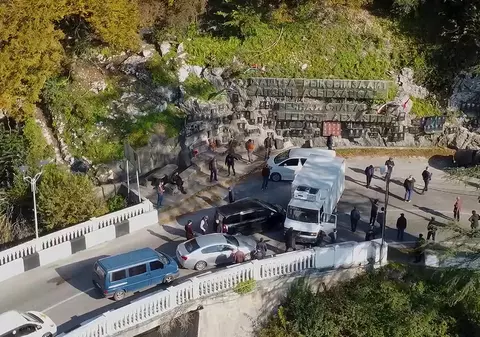 Proteste antiruse în regiunea separatistă Abhazia. Poarta parlamentului local, dărâmată cu un camion | VIDEO