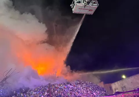 Pompierii din Constanța au stins după 12 ore un incendiu izbucnit în Portul Murfatlar. Au ars 300 de tone de deșeuri