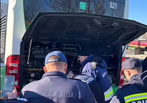 Cursuri de specializare la Brașov pentru pompierii din toată țara. Au învățat cum să gestioneze incendiile la mașinile electrice