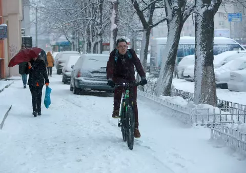 Imagini din mai multe județe din România, din timpul ninsorii. În multe zone, traficul a fost îngreunat
