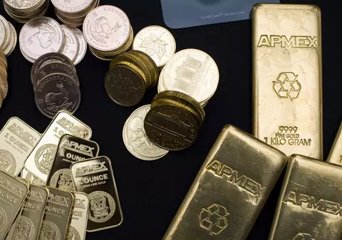 Prețul aurului a atins minimumul ultimelor luni după victoria lui Donald Trump. Investitorii preferă acțiuni și criptomonede