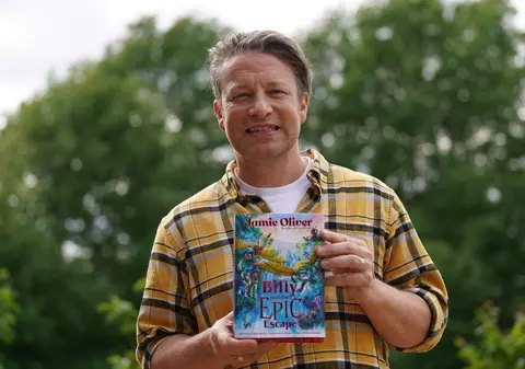 Bucătarul Jamie Oliver retrage de la vânzare cartea sa pentru copii după ce a fost criticat de comunitatea indigenă din Australia 