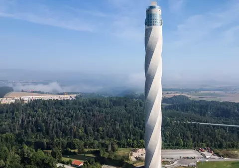 Un zgârie-nori construit în pădure și în care nu locuiește nimeni a devenit faimos în presa internațională