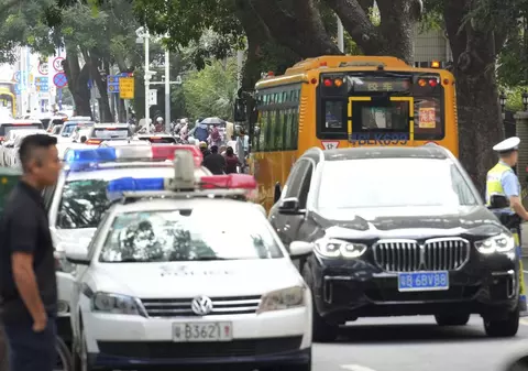 O mașină a intrat într-un grup de elevi în fața unei școli din China. Mai mulți copii au fost răniți