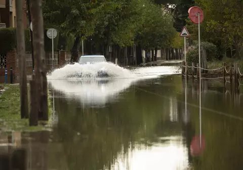 Barcelona în timpul inundațiilor. Imagini cu străzile acoperite de ape I VIDEO