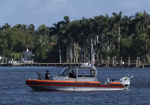 Casa lui Donald Trump, păzită de șalupe blindate și câini roboți | VIDEO