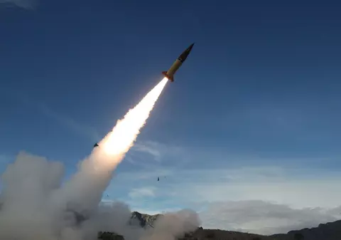 Joe Biden le-a impus ucrainenilor o distanță maximă la care pot ataca ținte în Rusia, cu rachetele americane cu rază lungă de acțiune