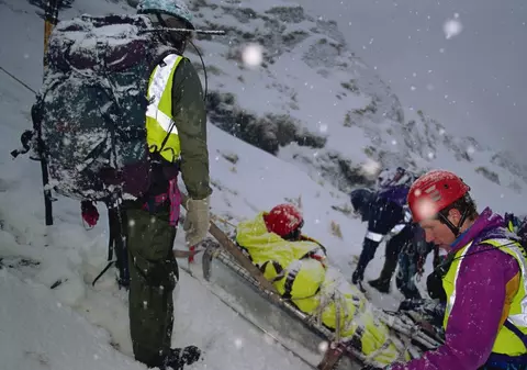 Sfaturile salvamontiștilor pentru turiștii care vor petrece weekendul cu temperaturi scăzute pe munte: „Nu vă grăbiți!” 