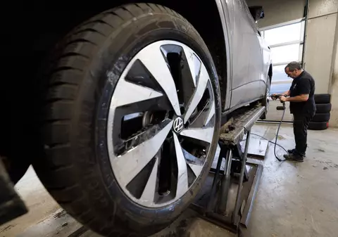 Aglomerație în vulcanizări, din cauza vremii. Românii își pregătesc mașinile cu anvelope de iarnă ca să scape de amenzile consistente