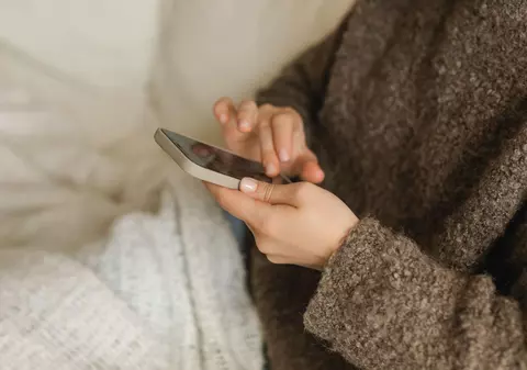 Obiceiul de a scrola la nesfârșit afectează sănătatea mintală. „Devenim dependenți de dopamină”