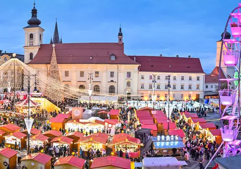 Târgul de Crăciun Sibiu 2024. Atracțiile din acest an: 140 de căsuțe, o roată panoramică și un patinoar pentru 300 de persoane simultan