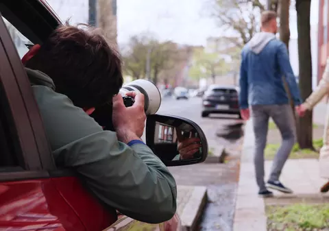 O femeie din Iași a fost hărțuită, urmărită și denunțată fals la DIICOT de către o fostă prietenă pentru „terorism cu arme albe de tortură” 