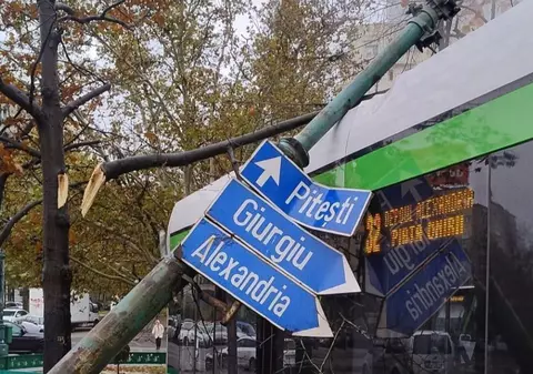 Un stâlp a căzut peste un tramvai în București. Patru linii, blocate în Piața Unirii