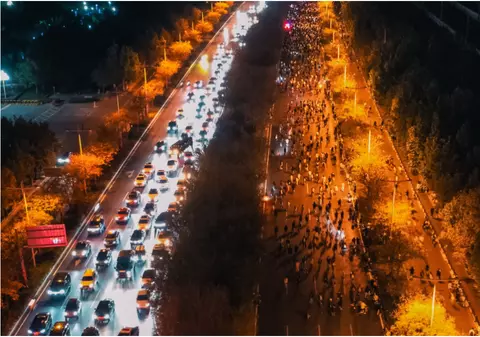 Mii de studenți au pedalat zeci de kilometri, pe timp de noapte, pentru a mânca supă, în China | VIDEO