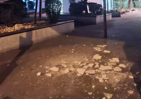 Complexul Mare din Ploiești, un pericol pentru cetățeni. Bucăți mari de tencuială cad pe zona pietonală