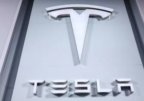 Echipa de tranziție a lui Donald Trump recomandă renunțarea la raportarea accidentelor auto. Propunerea ar fi benefică pentru Tesla