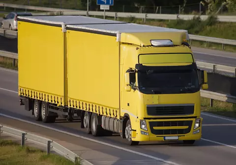 Șoferul unui camion românesc implicat într-o operațiune de „comerț încrucișat” a fost lăsat trei luni fără TIR, în Italia. Amendă uriașă pentru firmă