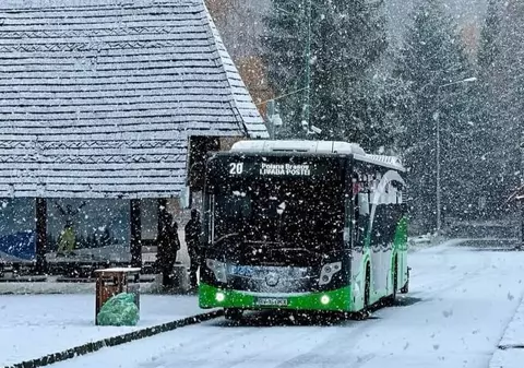 Transalpina se închide între Gorj și Alba din cauza ninsorii. Zăpada a acoperit Sinaia, Predeal și alte zone de pe Valea Prahovei
