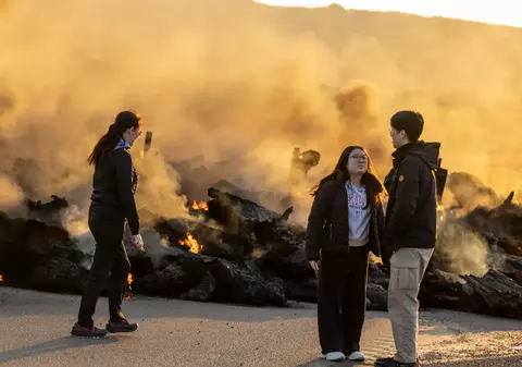 Turiști lângă râurile de lavă din Islanda. Fotografii impresionante ale erupției vulcanice de lângă stațiunea Laguna Albastră