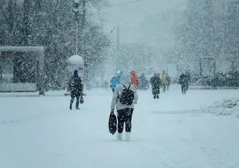 Ninsori, viscol și scăderi bruște de temperatură în București, Ilfov și alte 26 de județe. Harta zonelor vizate de avertizările meteo cod galben emise de ANM