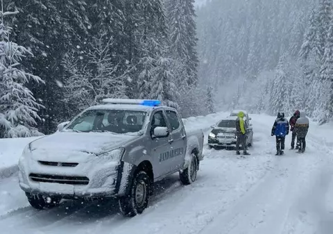 Mai mulți turiști au rămas înzăpeziți pe drumul spre pârtia Transalpina. Jandarmii i-au scos din nămeți 