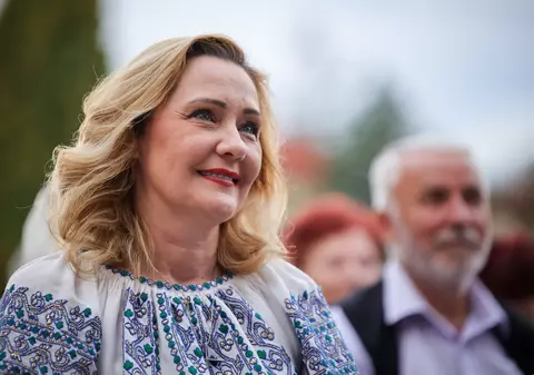 Povestea sacoului de inspirație tradițională, purtat de Elena Lasconi în campania electorală. „Este făcută special”