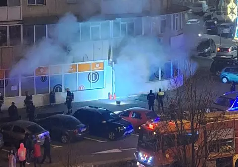 Incendiu într-un bloc din Râmnicu Vâlcea. 60 de persoane au fost evacuate după ce flăcările au izbucnit la parterul imobilului