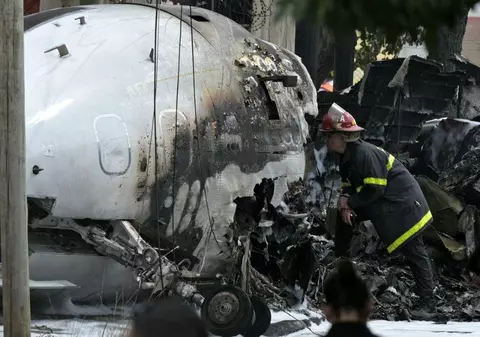 Un avion s-a prăbușit peste o casă. Pilotul și copilotul au murit | VIDEO