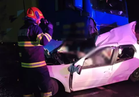 Doi tineri au murit striviți într-o mașină spulberată de un TIR. Accident cu doi morți la Fundătura, în Cluj
