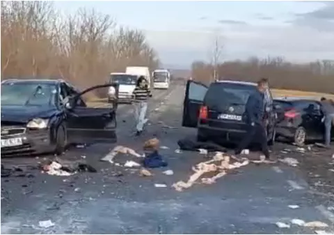 Accident rutier cu cinci mașini implicate, în Timiş. În urma impactului, un om a rămas încarcerat