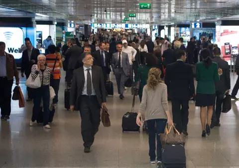 Doi români au fost prinși cu bunuri de zeci de mii de euro, furate din Islanda, pe un aeroport din Italia