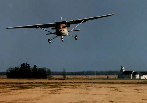 Aeroportul, unic în lume, care are pista la granița dintre două țări se închide definitiv, după 70 de ani | VIDEO