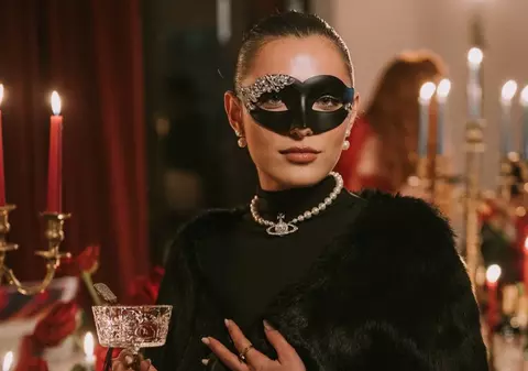 Imagini cu Andreea Esca și Alexia Eram la un bal mascat. Prezentatoarea Știrilor Pro TV a purtat cea mai decoltată rochie