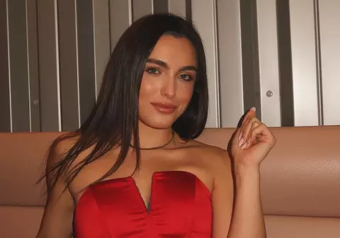 Imagini din sufrageria Alexiei Eram, decorată de Crăciun. Cât costă globurile în formă de cartofi prăjiți, muștar și ketchup pe care le-a pus în brad