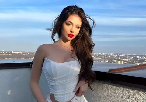 Andreea Bostănică și-a împodobit bradul cu globuri bijuterie în valoare de mii de euro. Fanii au criticat-o dur. „E mai scump decât chiria mea”