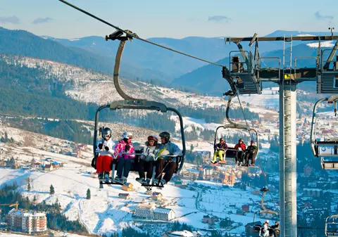 Românii se înghesuie în cea mai cunoscută stațiune de schi din Ucraina, Bukovel: „Nu mai fiți speriați de bombe” | VIDEO