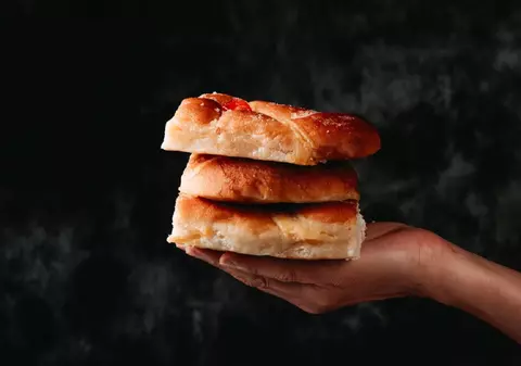 Ce înseamnă expresia „la plăcinte înainte, la război înapoi”