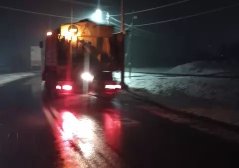 Circulaţie alternativă pe DN 16, în Bistriţa-Năsăud, după ce un TIR a rămas blocat din cauza poleiului. Autostrăzile pe care se circulă în condiții de iarnă