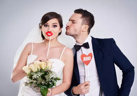Cabină Foto Nuntă: De ce Este un Must-Have pentru Evenimentul Tău Special