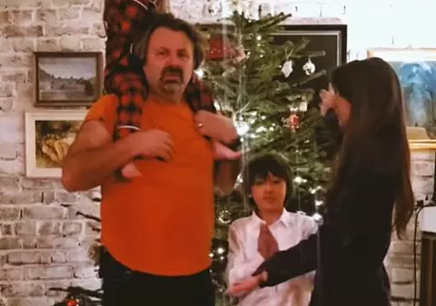 Imagini din sufrageria Danei Rogoz, decorată de Crăciun. A împodobit bradul alături de cei doi copii