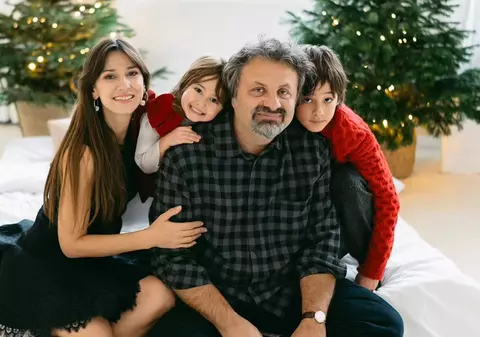 Imagini din sufrageria Danei Rogoz, decorată de Crăciun. A împodobit bradul alături de cei doi copii