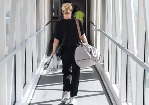 O femeie a fost prinsă cu zeci de articole pirotehnice ascunse în bagajul de mână, pe Aeroportul din Los Angeles