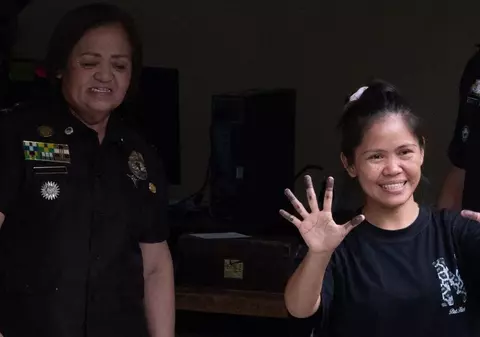 O femeie condamnată la moarte pentru trafic de droguri se întoarce acasă după 15 ani de închisoare, în Indonezia